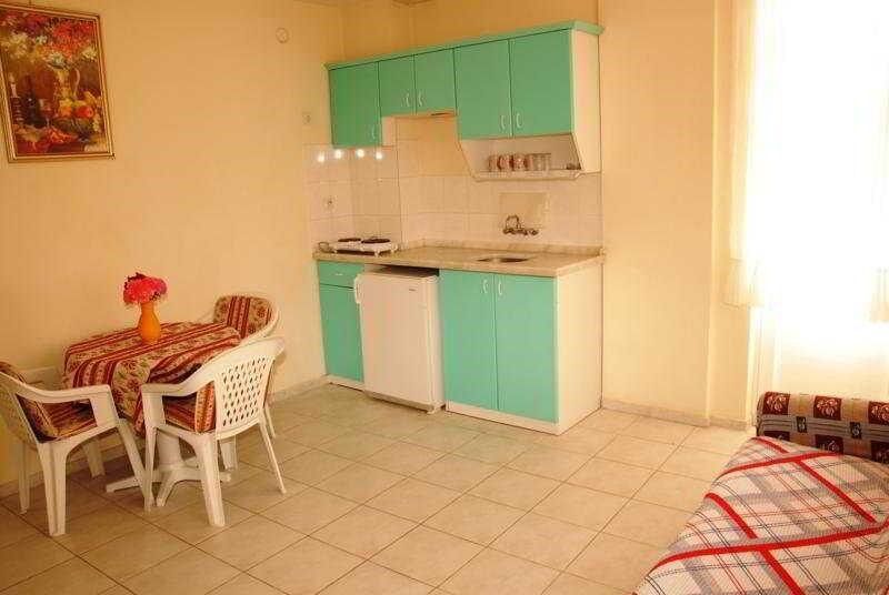 Altinbas Apart Hotel Kuşadası Buitenkant foto